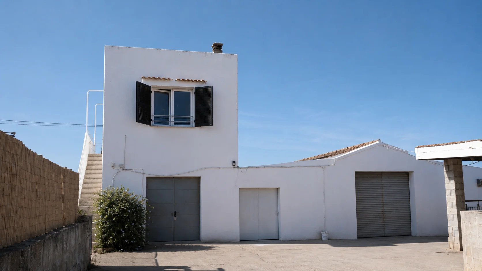 Finca rústica con amplios almacenes