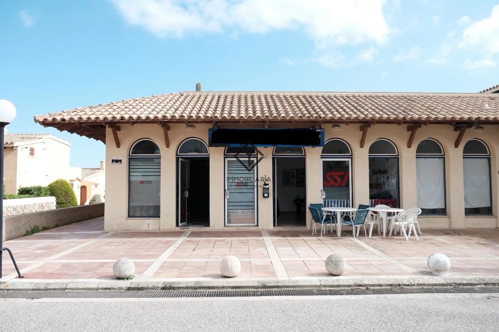 Rented commercial unit near beach