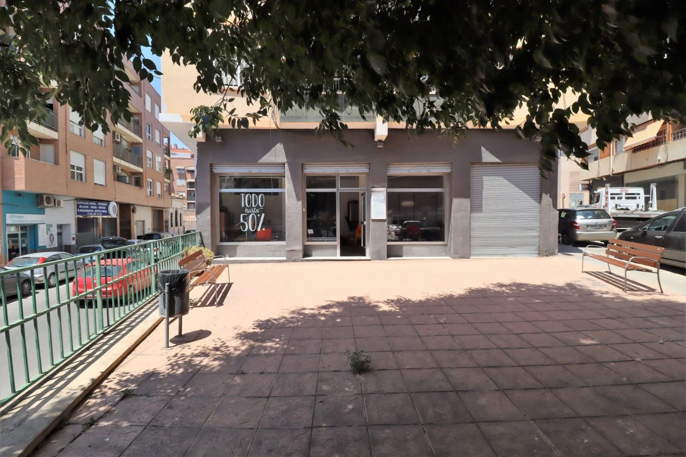 Amplio local comercial con altillo