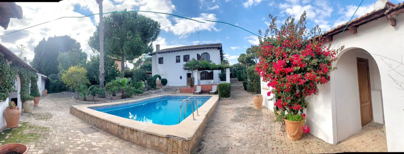 Amplia casa en Rocafort con piscina privada