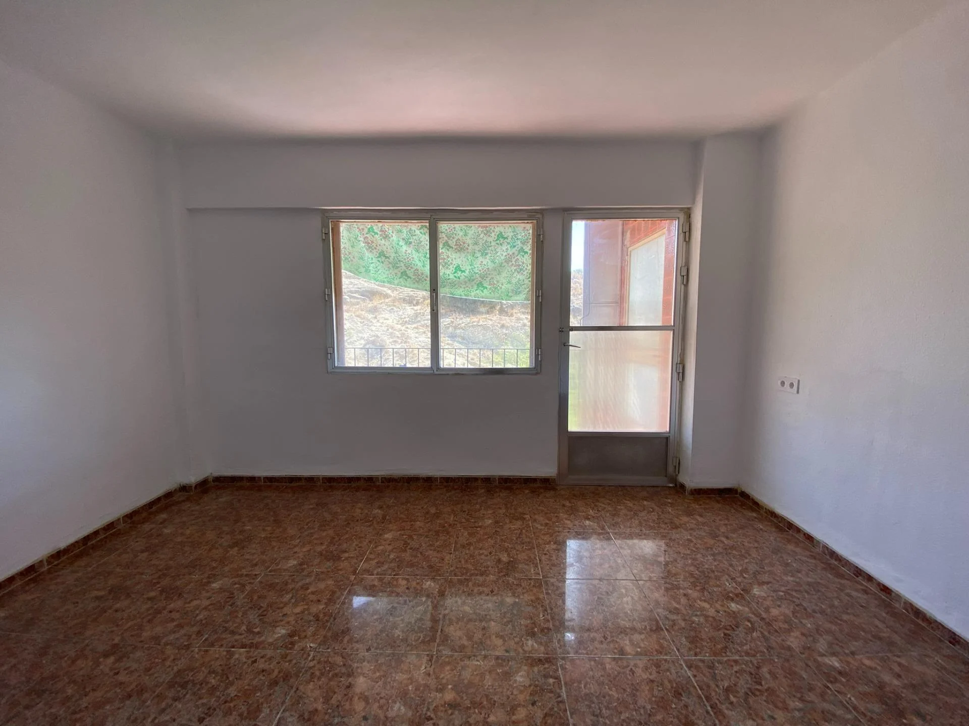 Piso alicantino reformado parcialmente, 3 dormitorios