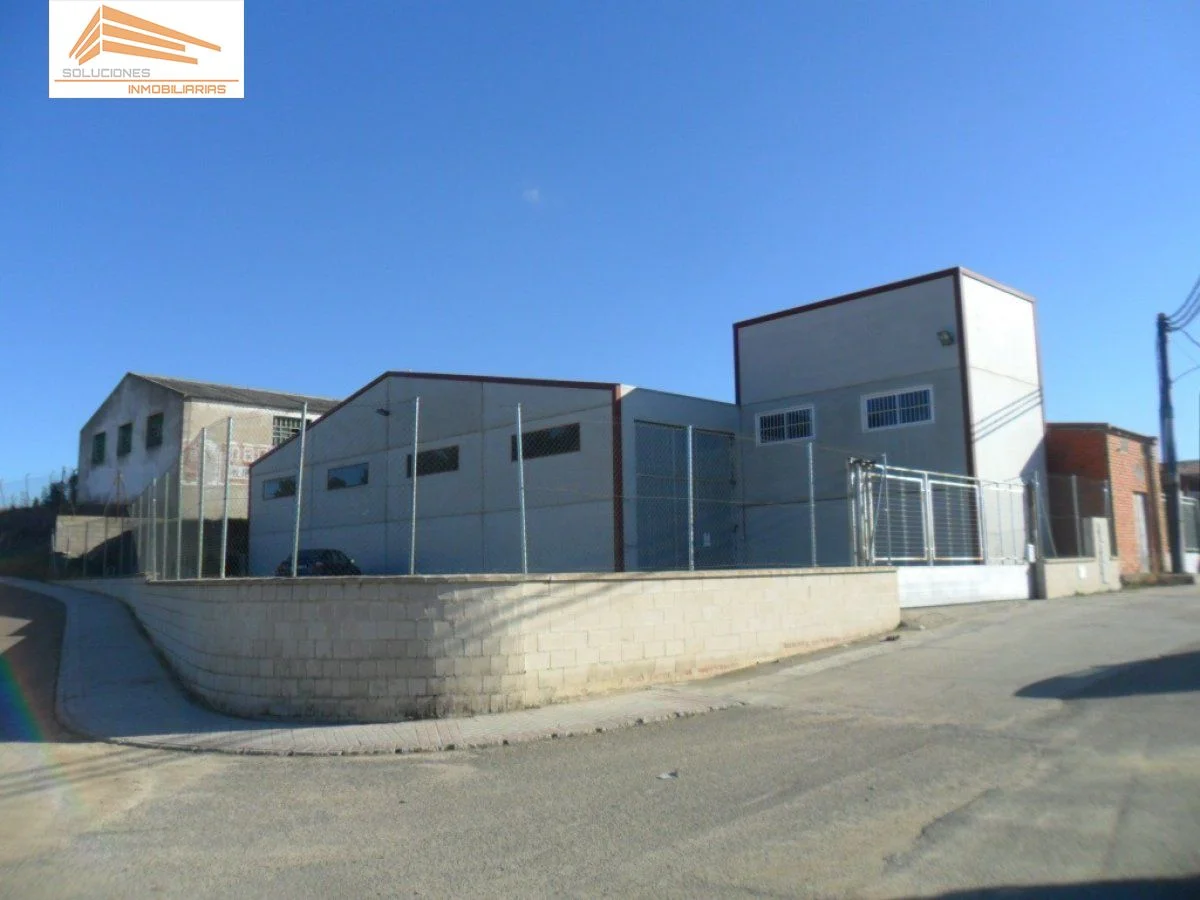 Nave industrial con gran parcela