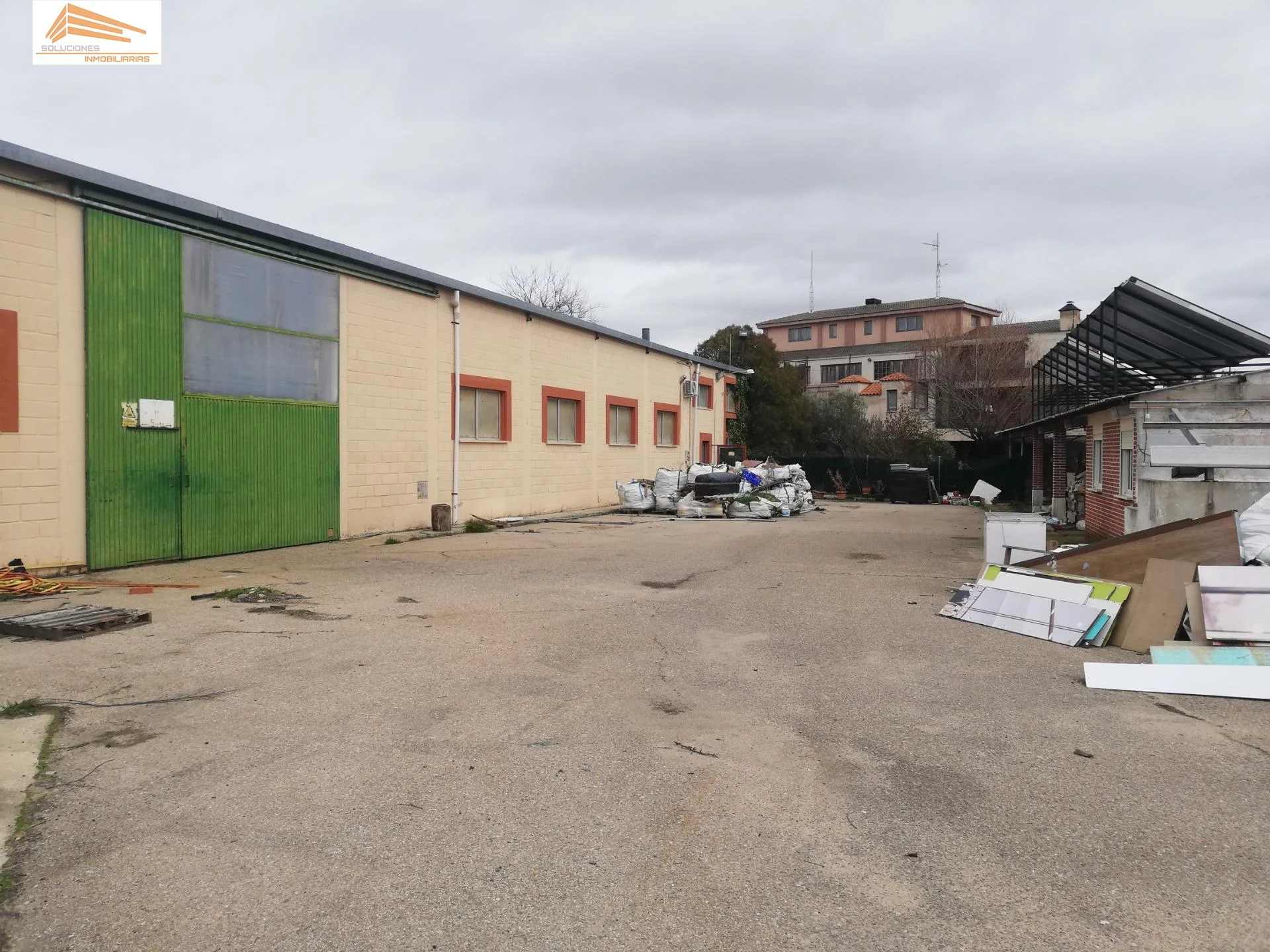 Nave industrial con amplia parcela