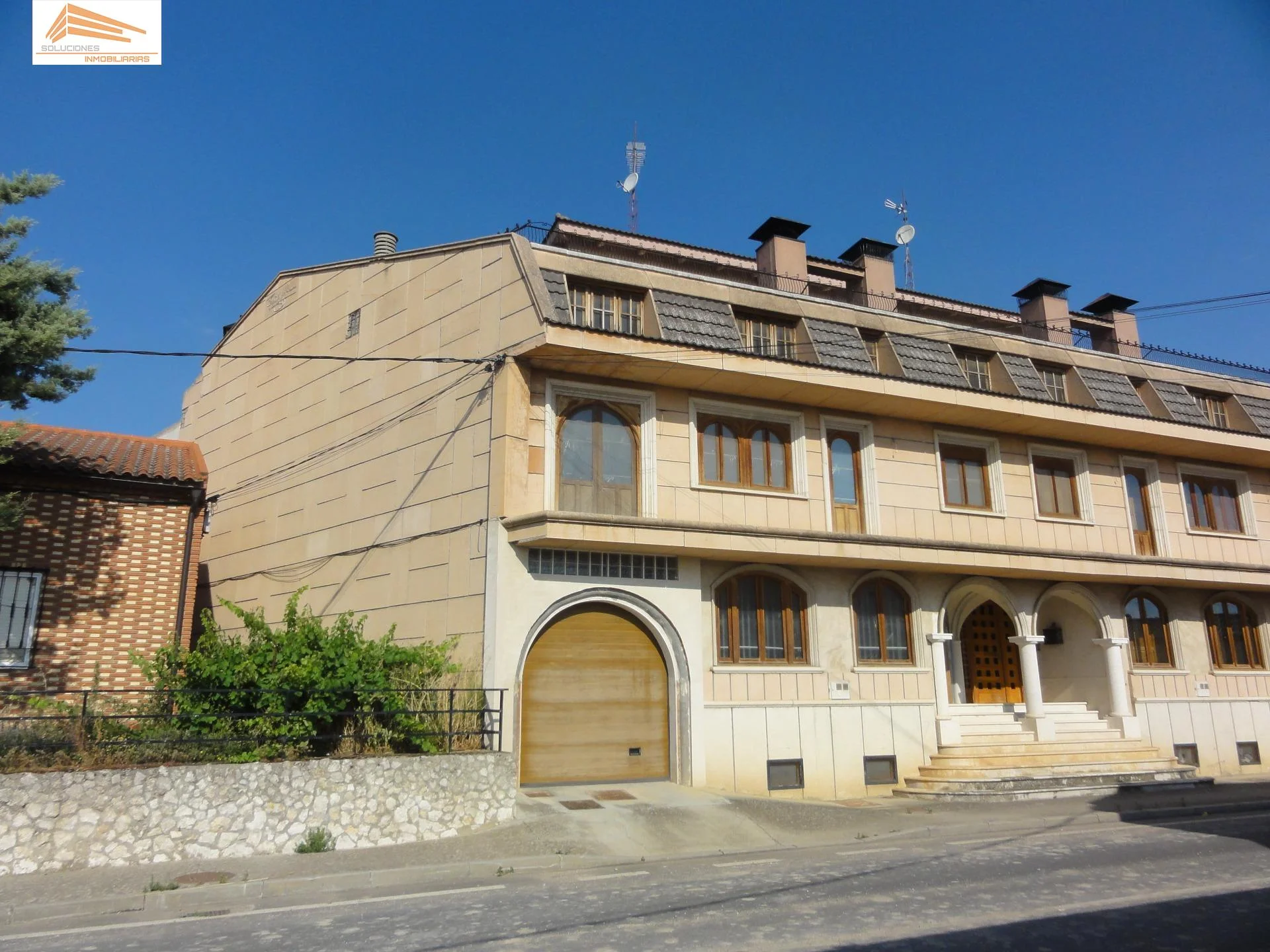 Gran casa adosada de cinco dormitorios