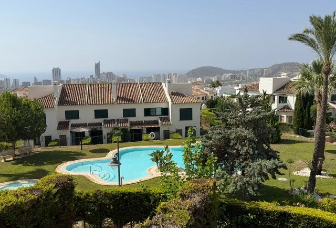 Adosado mediterráneo con cuatro piscinas