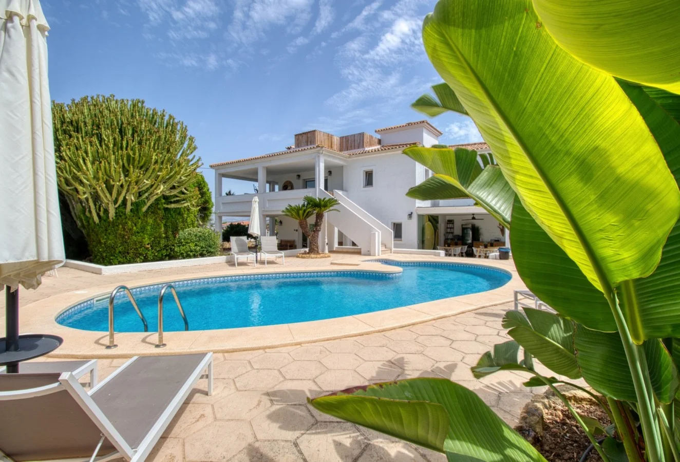 Renovated Albir villa, six-bedroom retreat