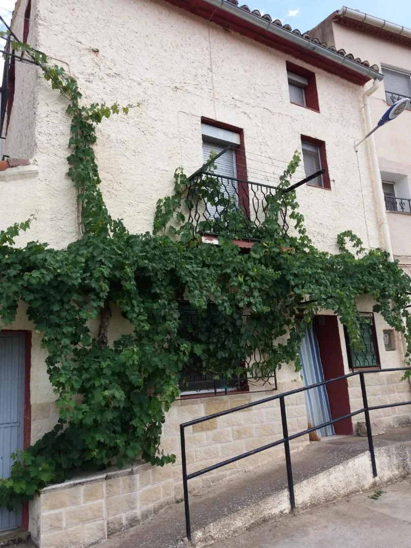 Casa cuidada de tres plantas, cuatro dormitorios