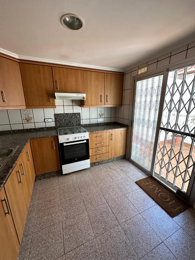 Maintained Valencia townhouse, 4 bedrooms