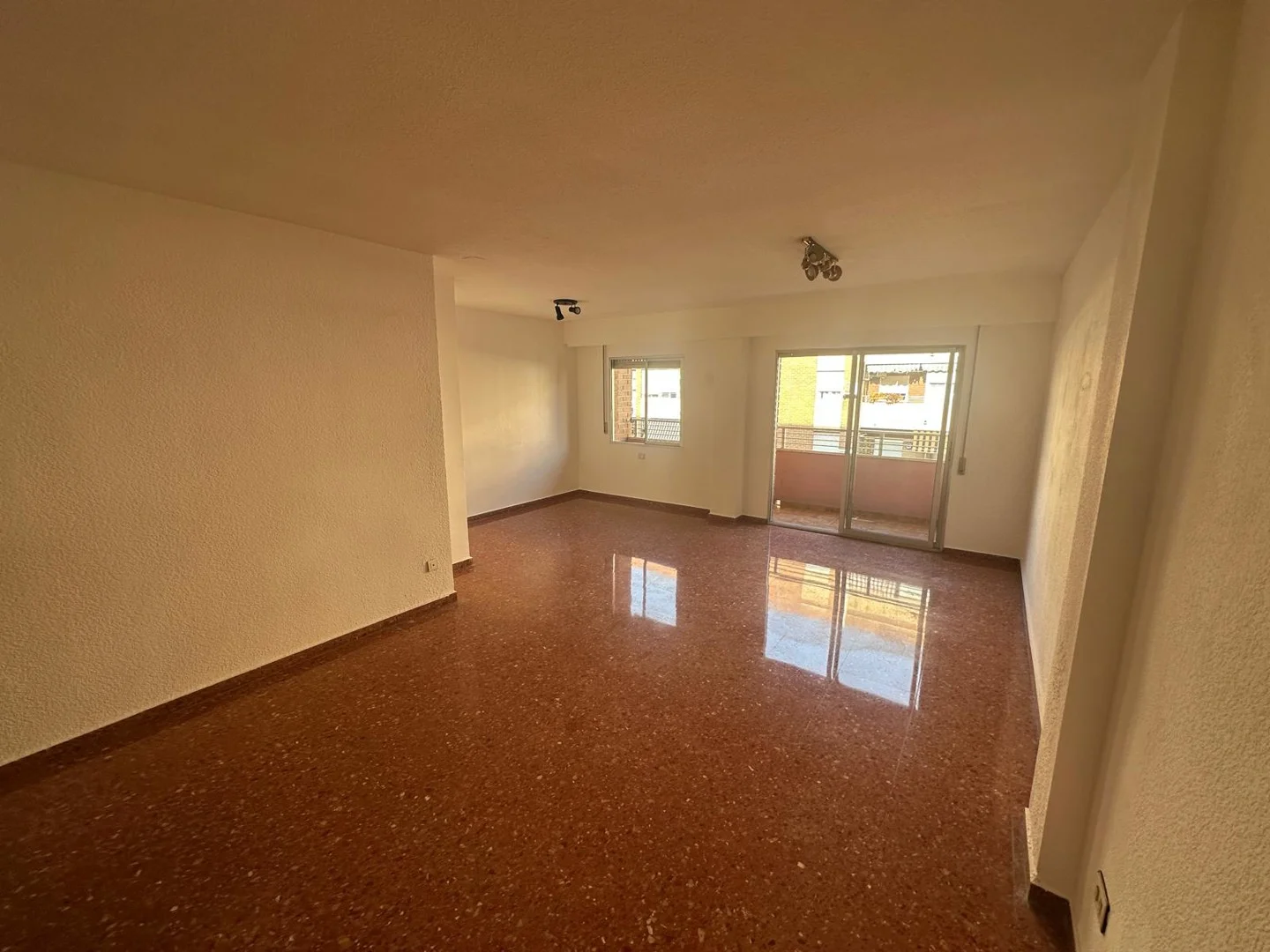 Piso en Valencia con piscina comunitaria