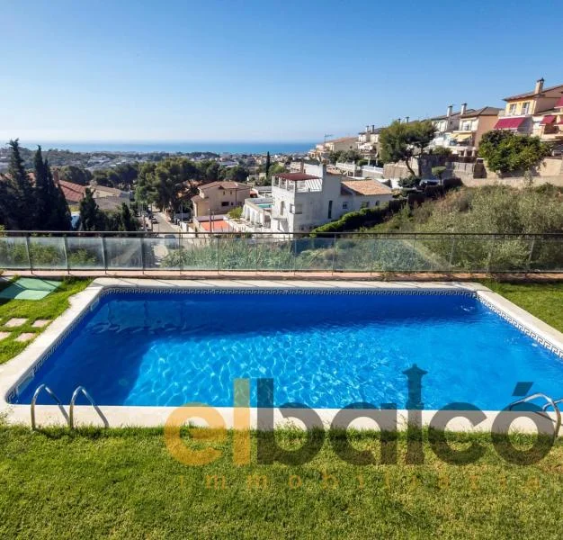 Adosado de tres plantas con vistas al mar