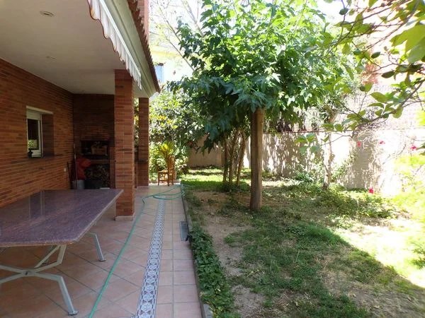 Casa independiente en Calafell con cuatro dormitorios y sistema solar