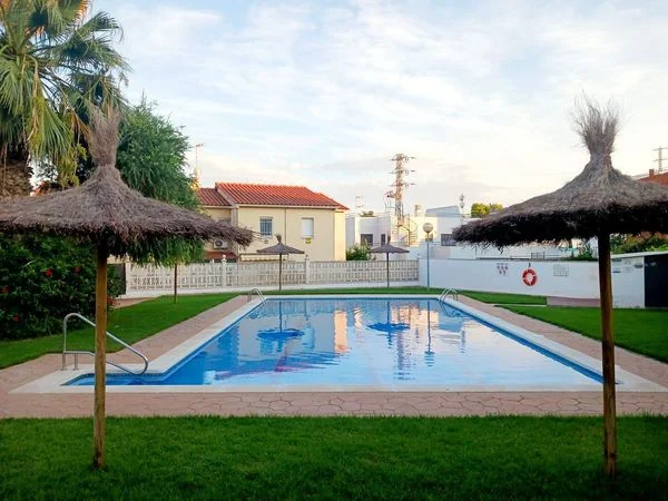 Casa adosada cuidada con piscina comunitaria