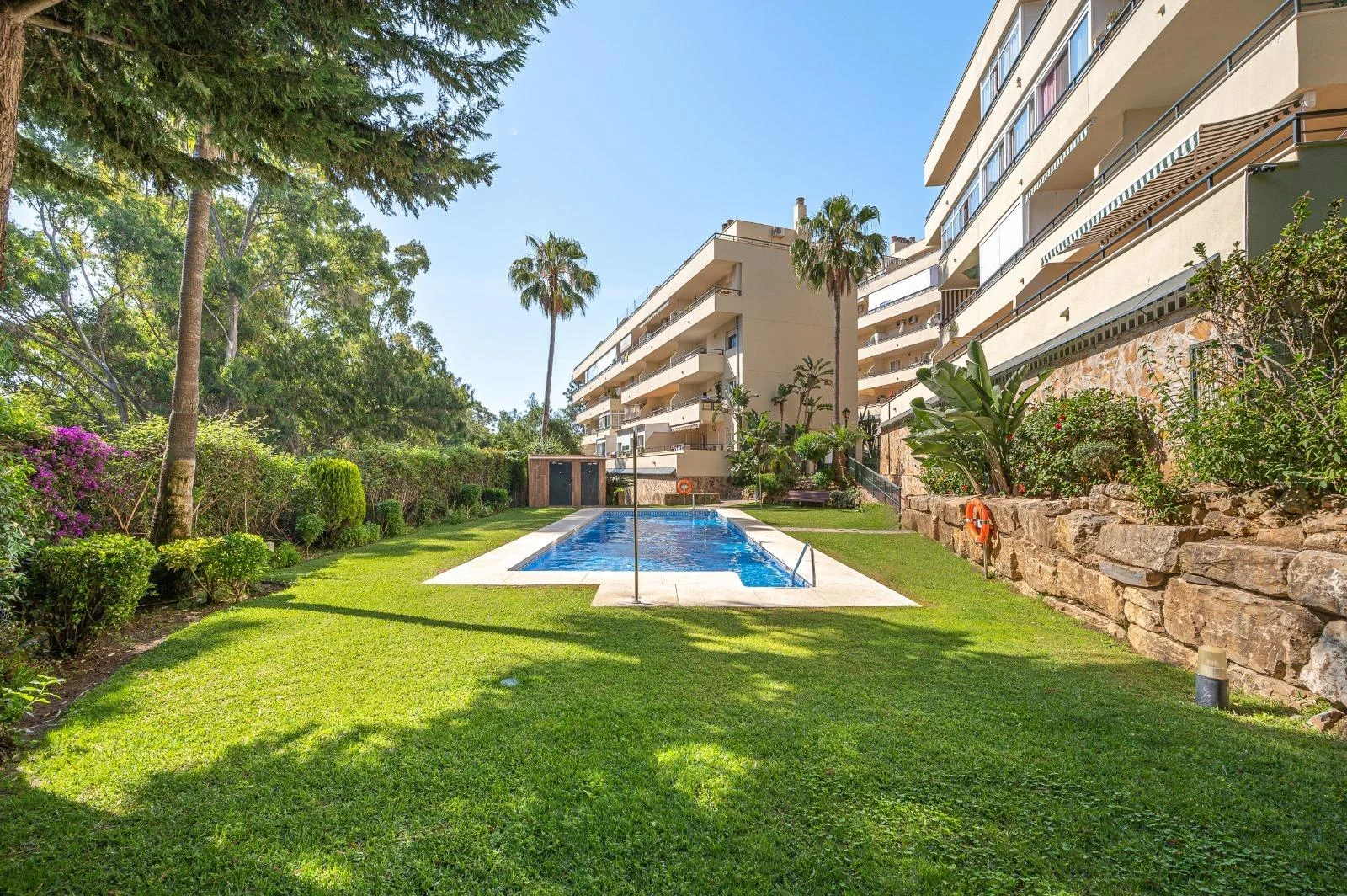Ático en Calahonda con piscinas