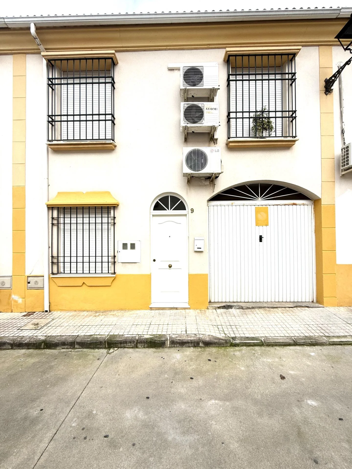 Spacious five-bedroom townhouse in Córdoba