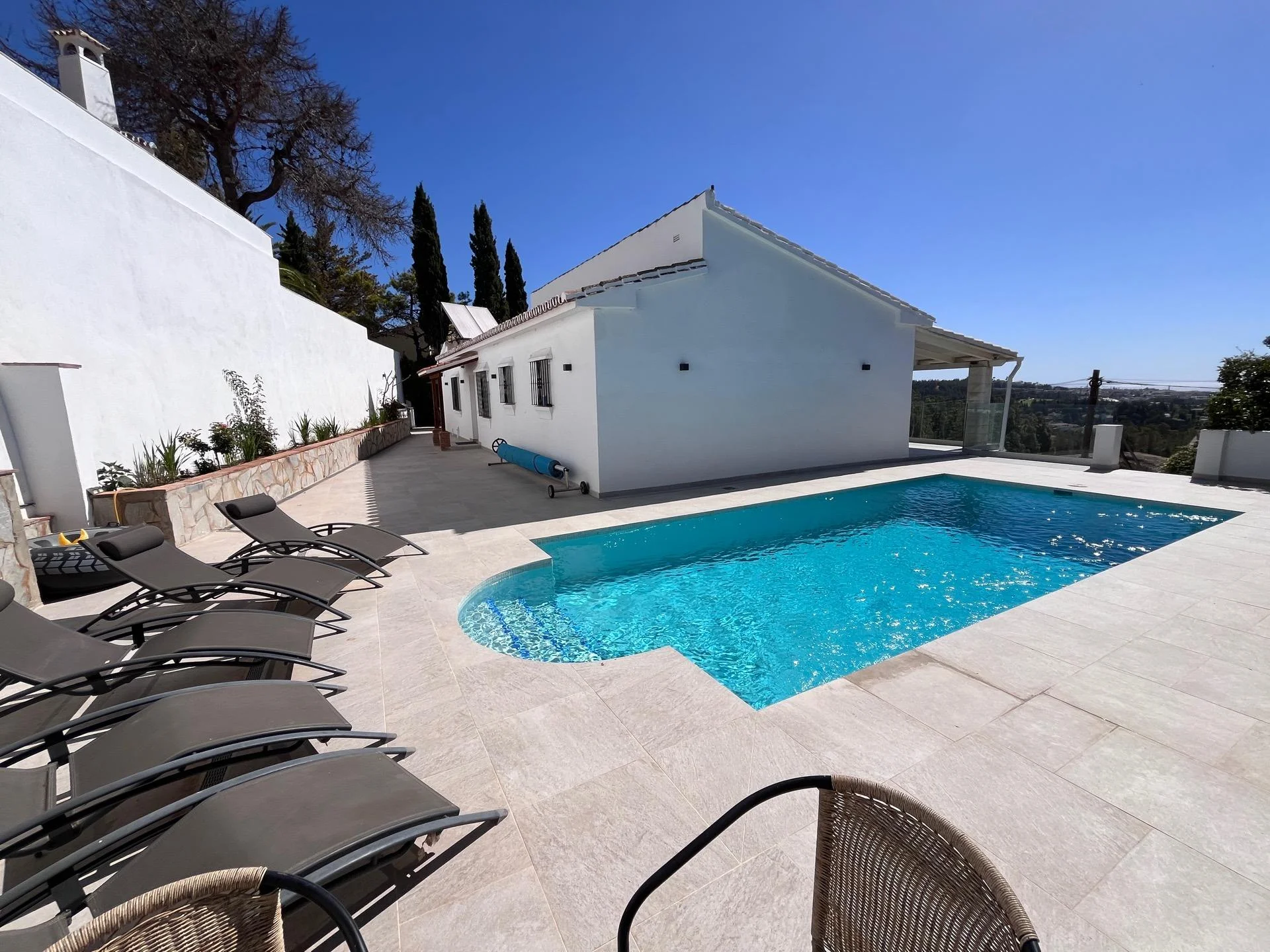 Villa en Calaburra con apartamentos turísticos