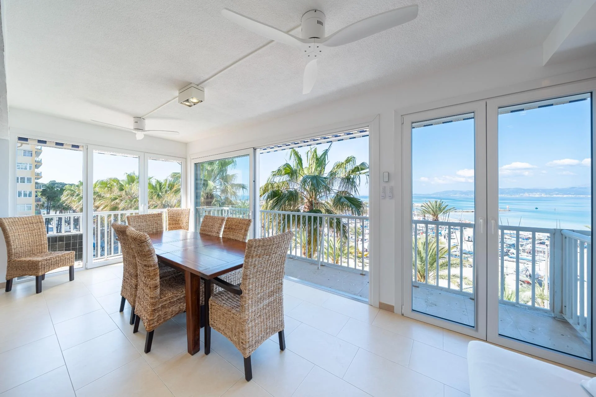 Apartamento reformado frente al mar con cinco dormitorios