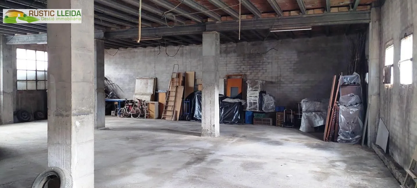 Almacén industrial con patio de 616 m²