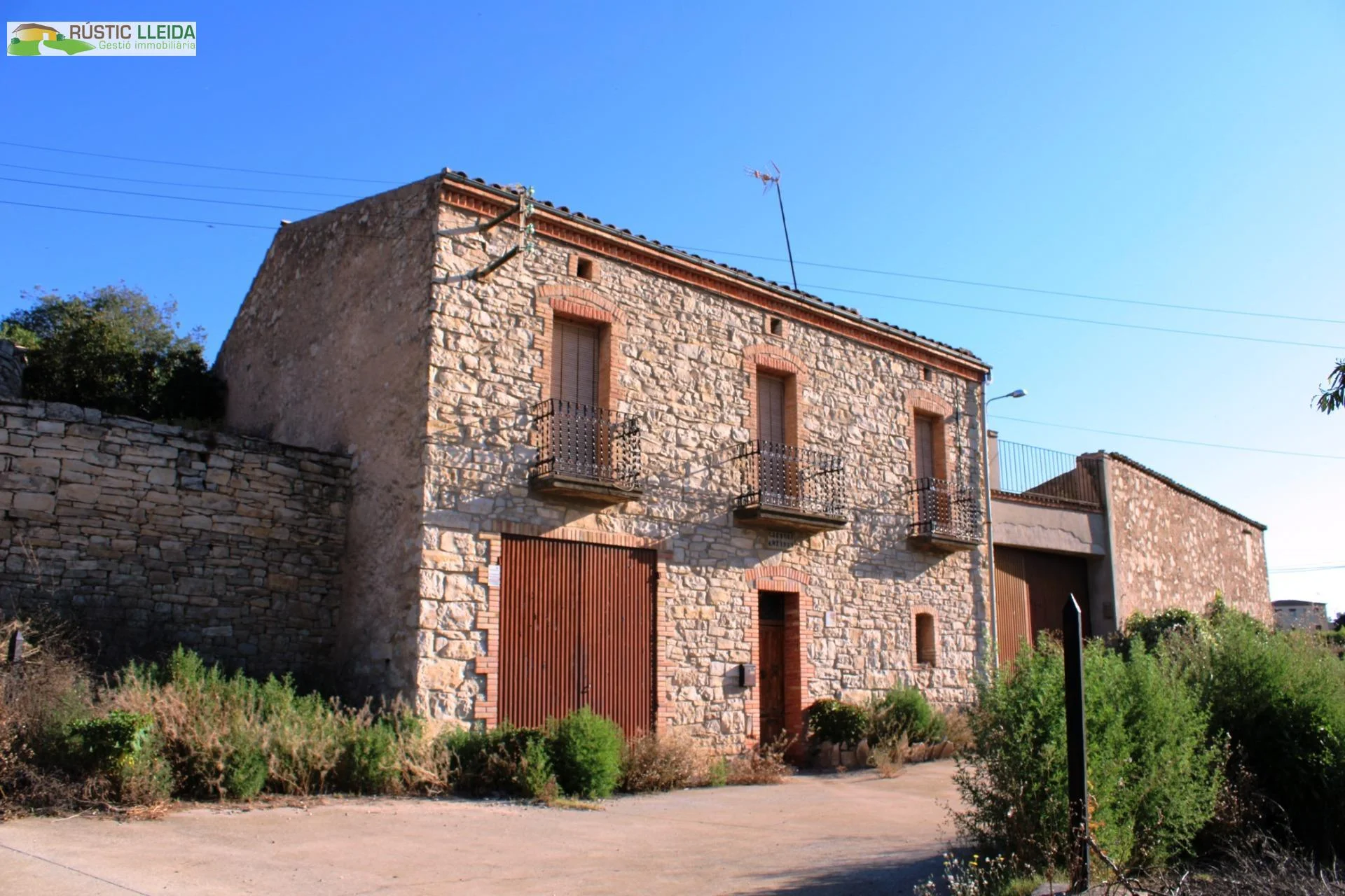 Rural masía with large plot
