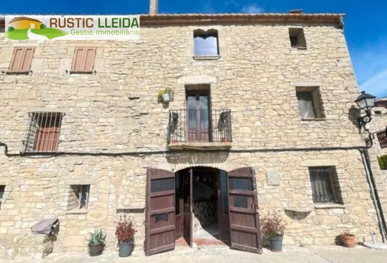Casa de piedra con negocio turístico