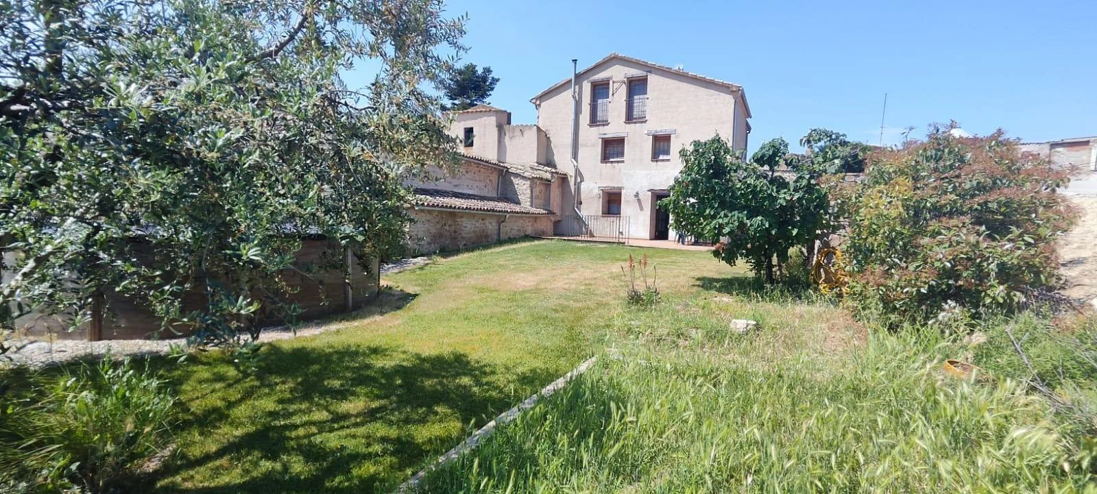 Casa rural reformada con dos viviendas