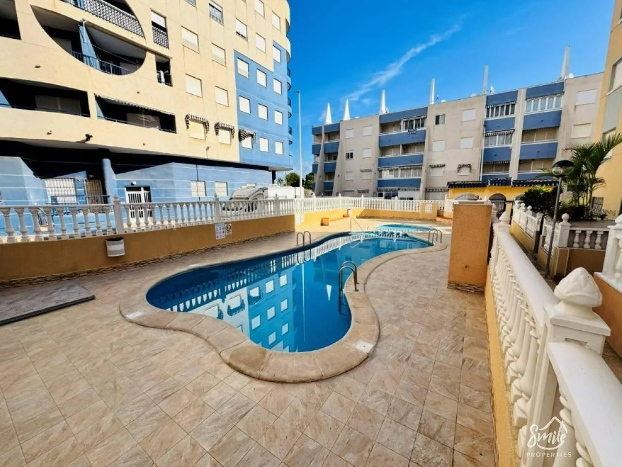Apartamento de dos dormitorios en La Mata con piscina