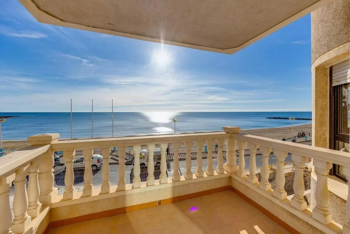 Sea-view Torrevieja apartment, three bedrooms