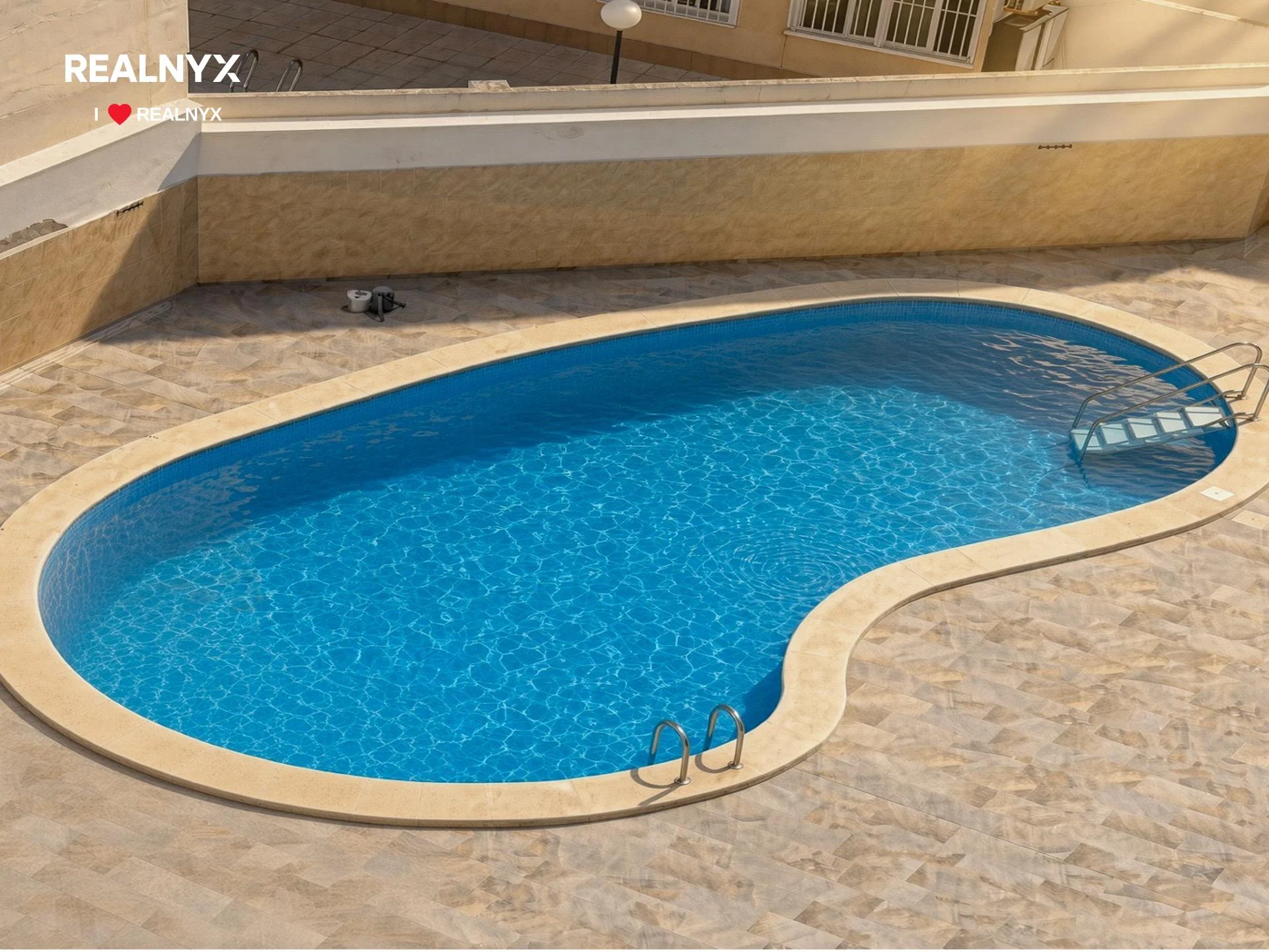 Apartamento costero con piscina comunitaria