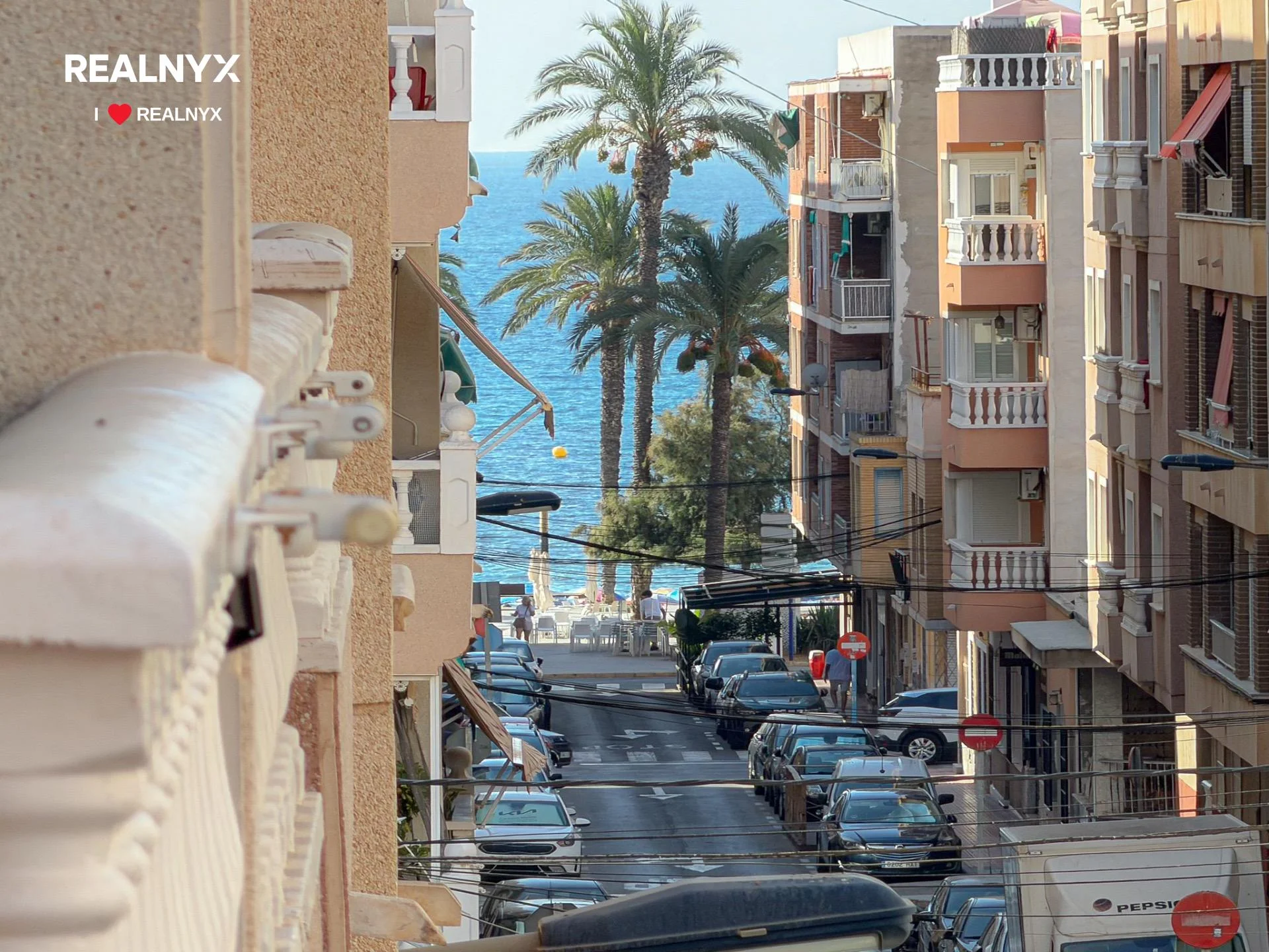 Apartamento costero con terraza y vistas al mar