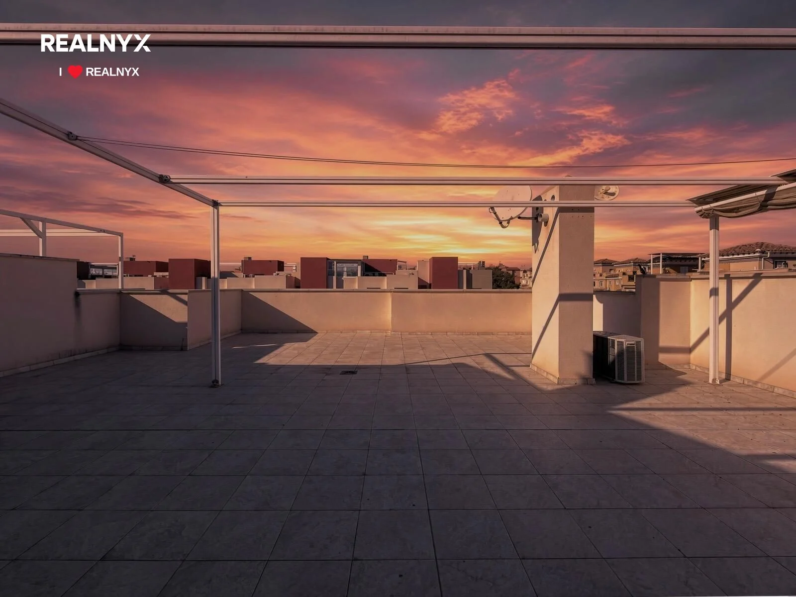 Sea-view penthouse with private solarium
