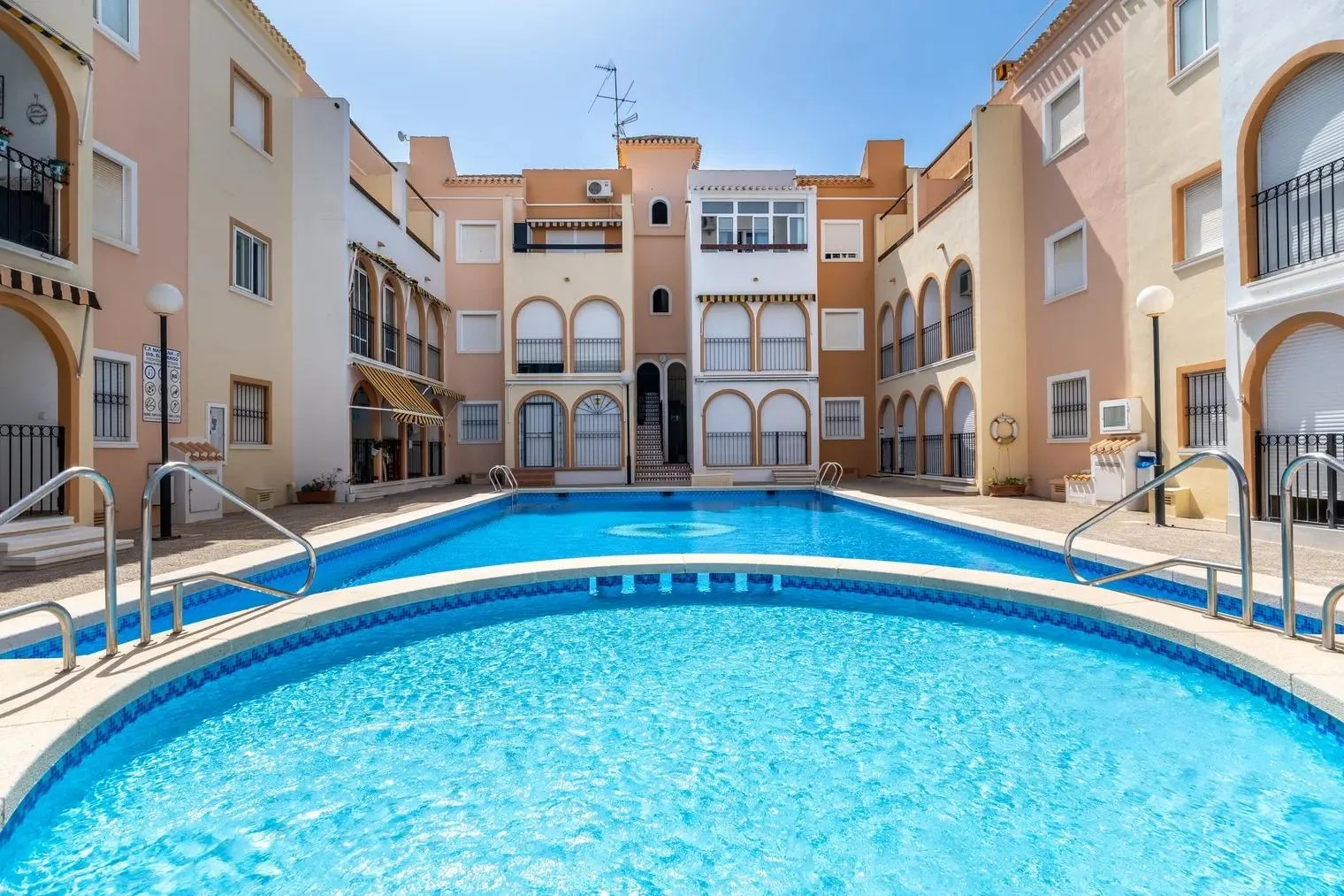 Bungalow costero con piscina comunitaria