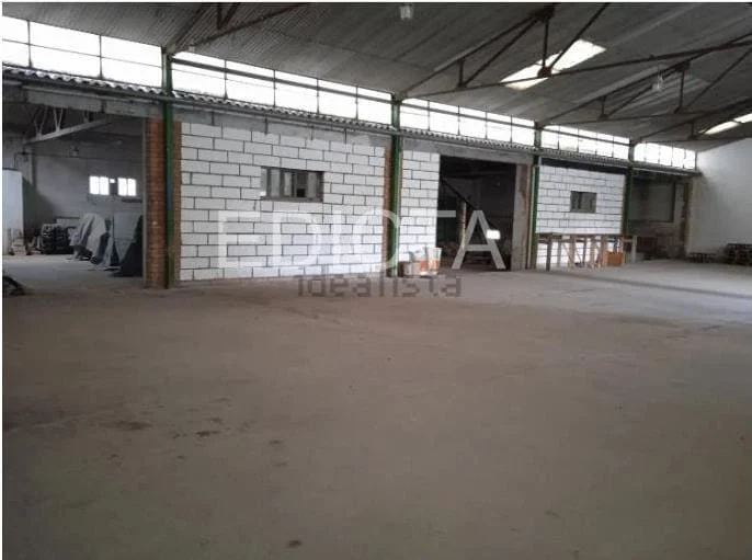 Industrial warehouse with urban plot
