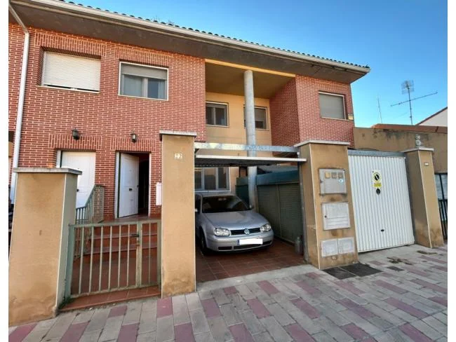 Chalet adosado en buen estado con jardín privado