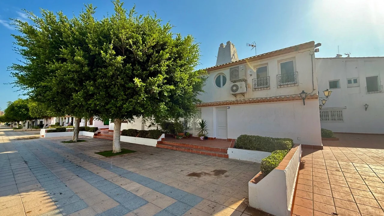 Commercial premises in La Manga, 171 m²