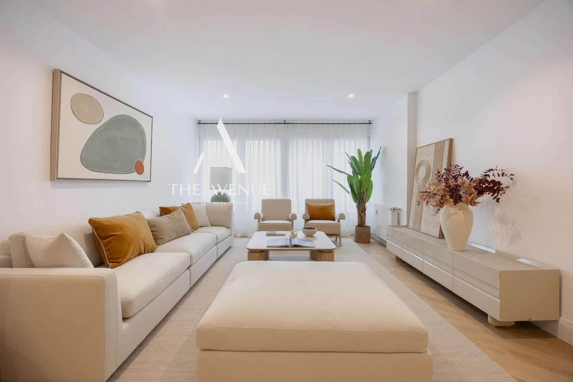 Reformed Salamanca flat with two garages