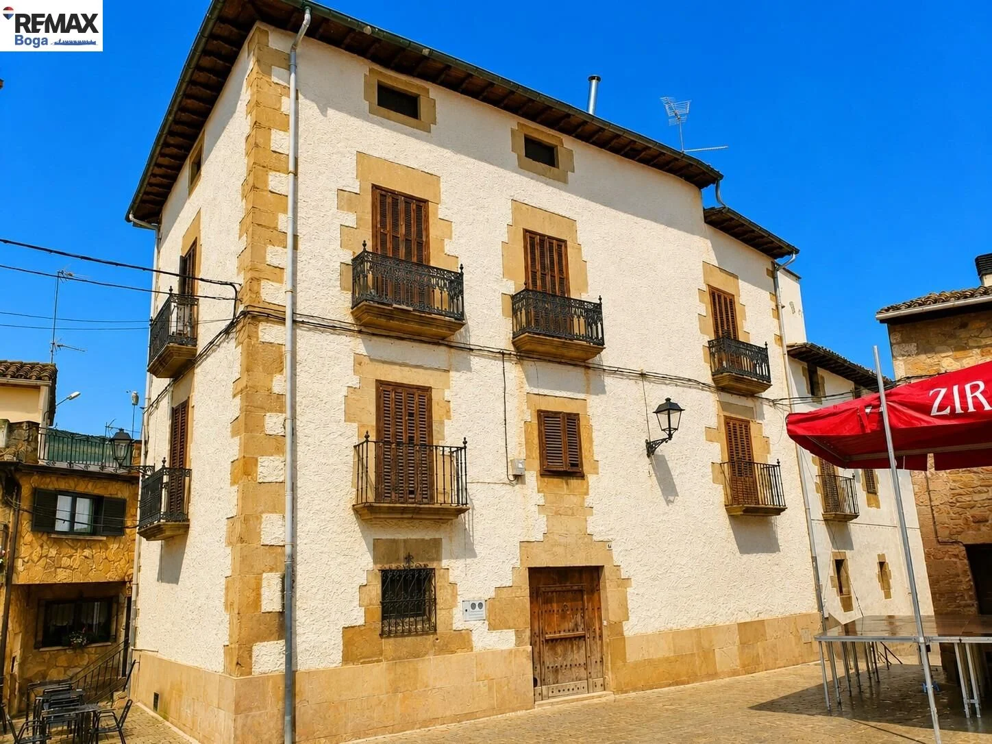 Casa histórica en Navarra con 14 dormitorios