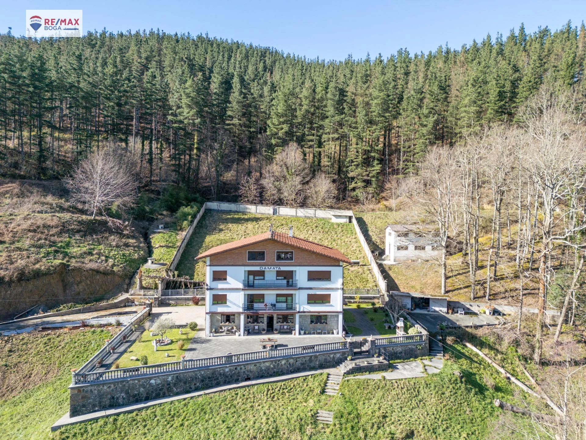 Casa rural con ingresos y 14 dormitorios