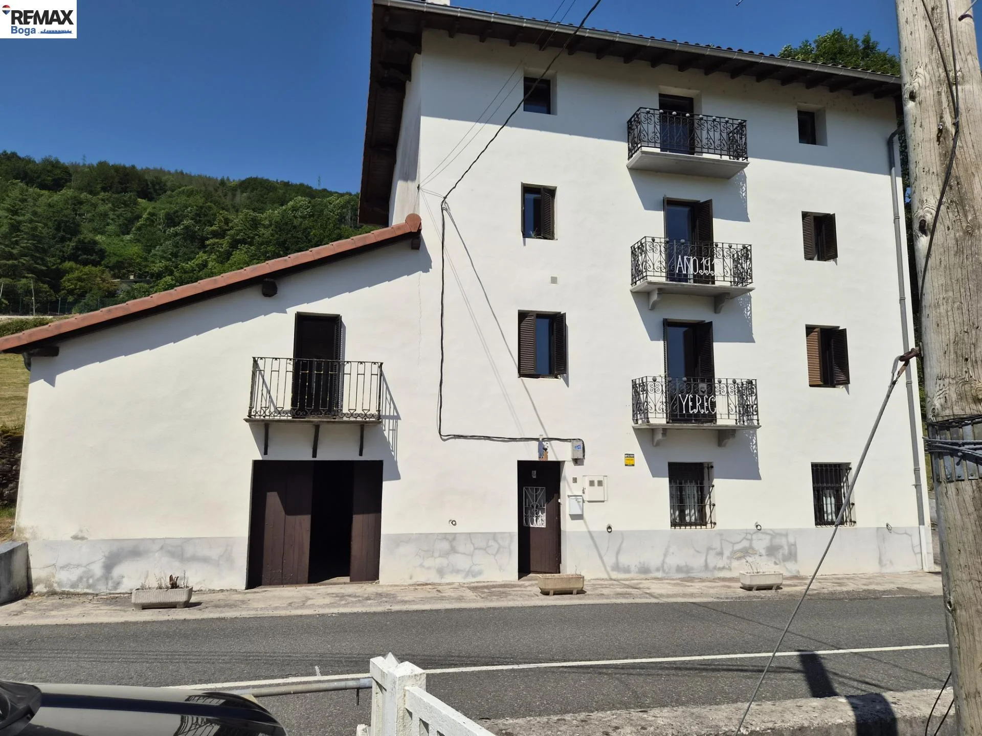 Casa reformada de cuatro plantas con potencial turístico