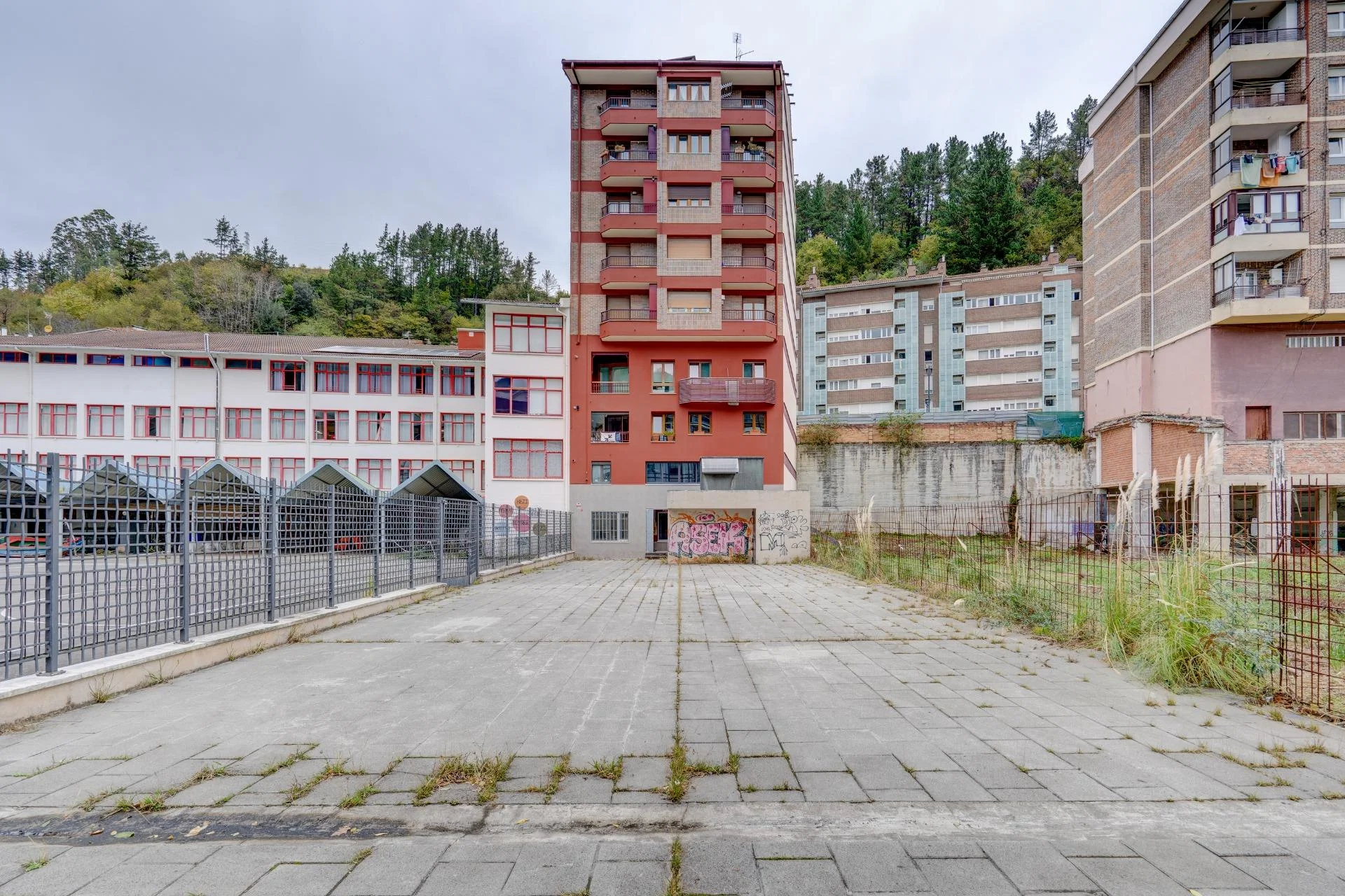 Dos locales conectados de 306 m² en Ondarroa