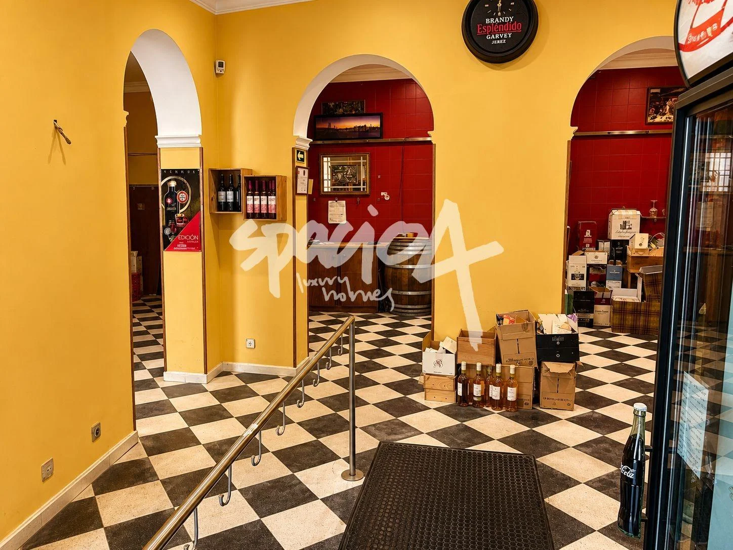Corner commercial unit in Malasaña