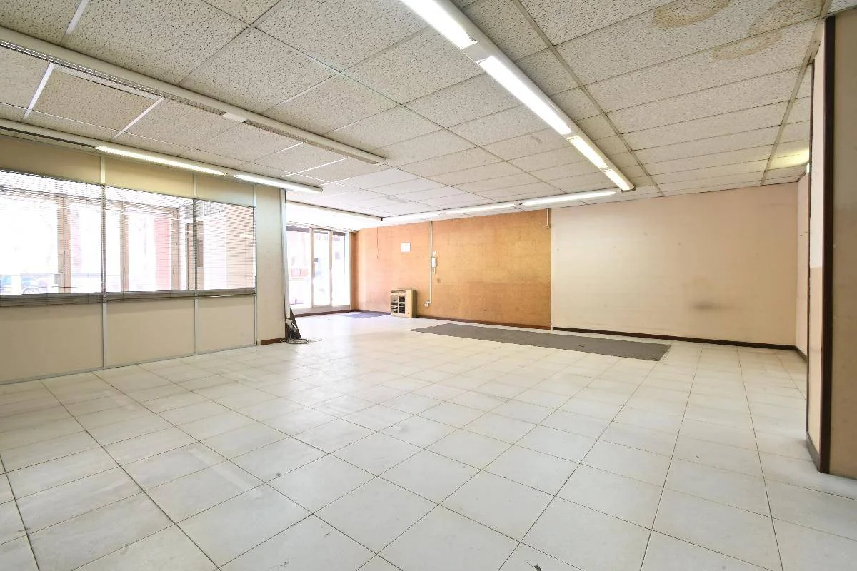 Gran local comercial con parking