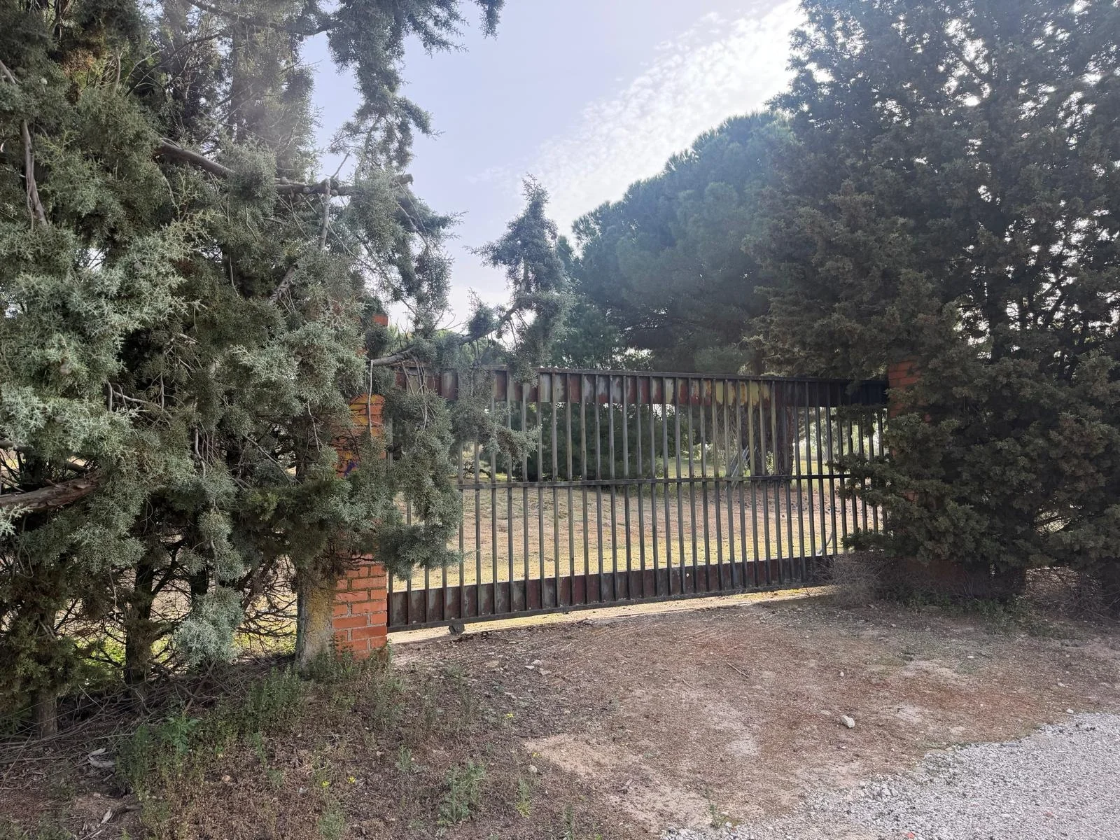 Rural Móstoles plot with two wells