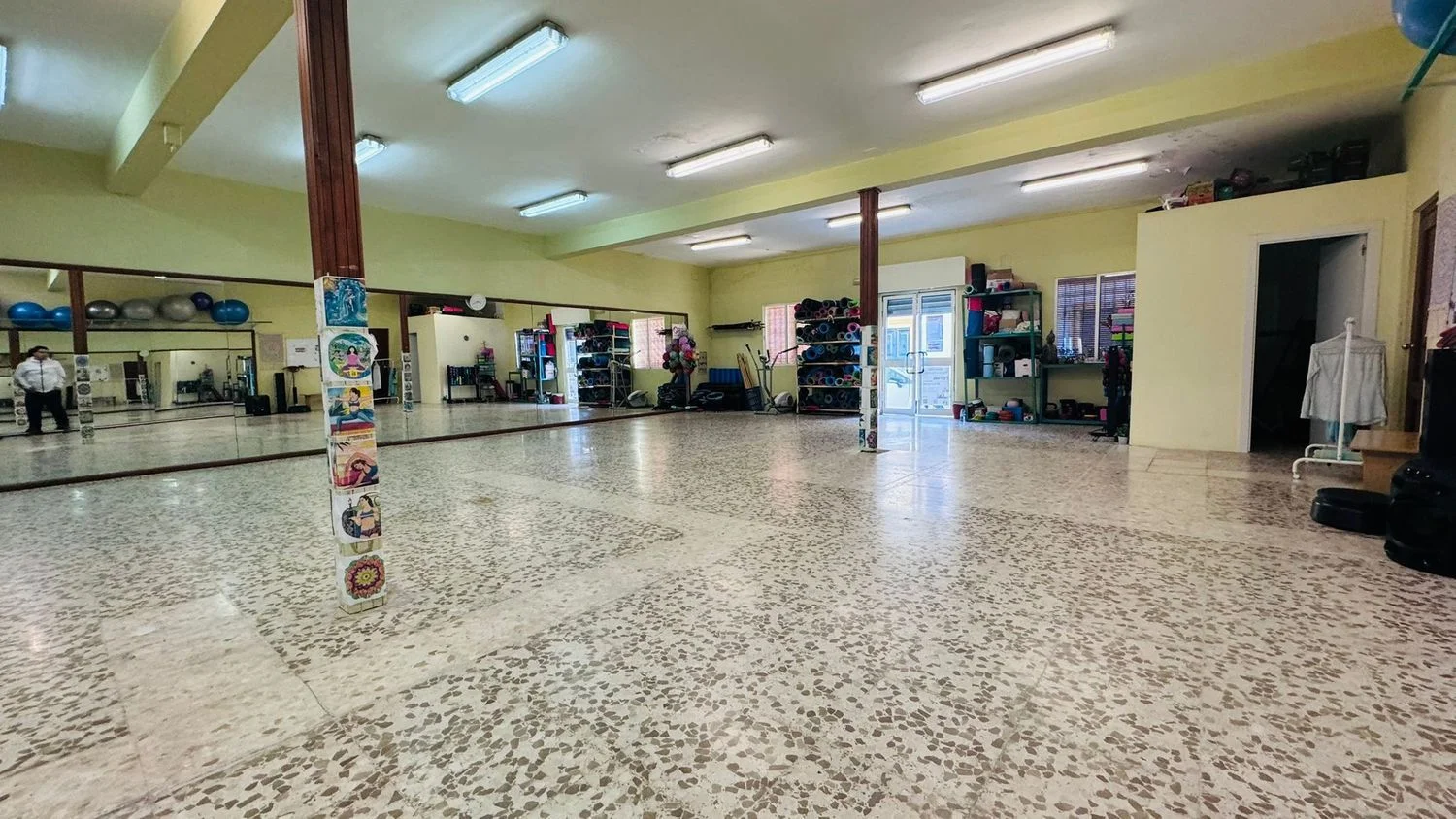 Local céntrico con gimnasio equipado