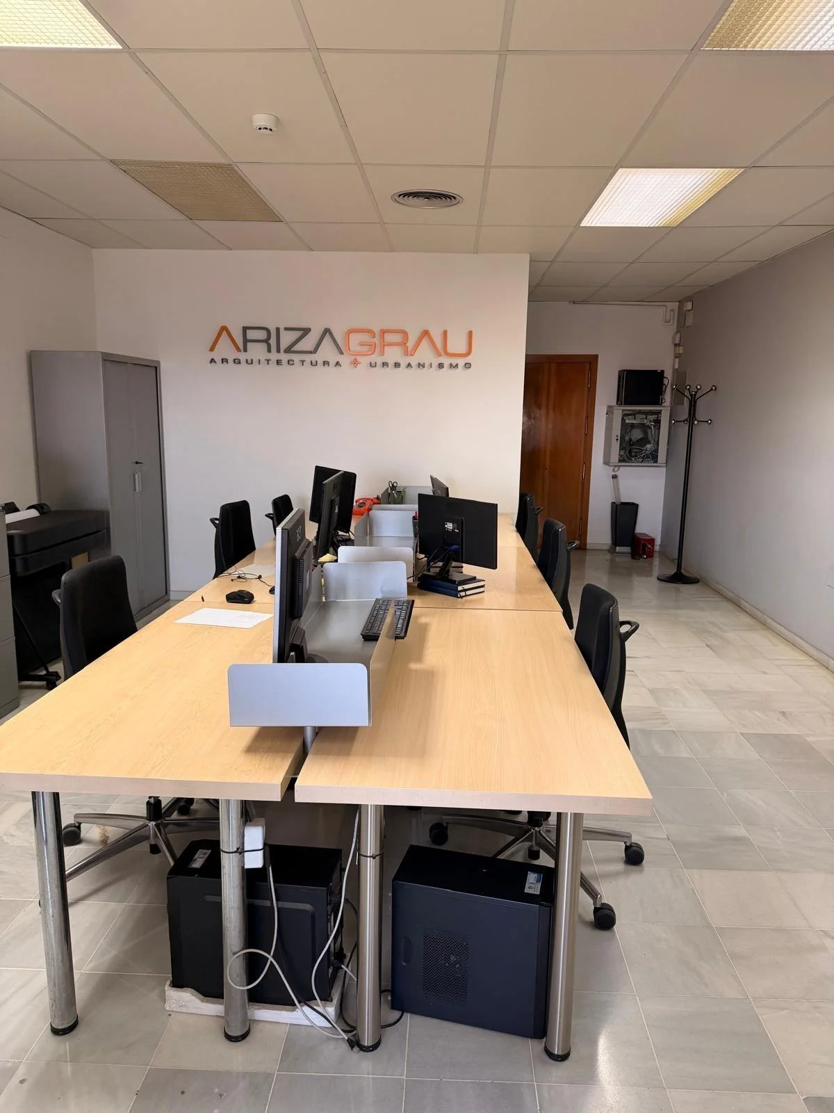 Seville office with parking and views