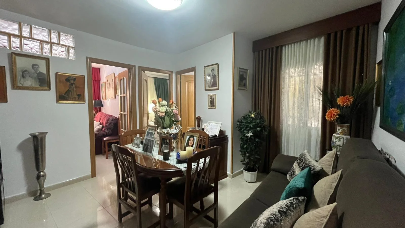 Piso sevillano de tres dormitorios con balcón