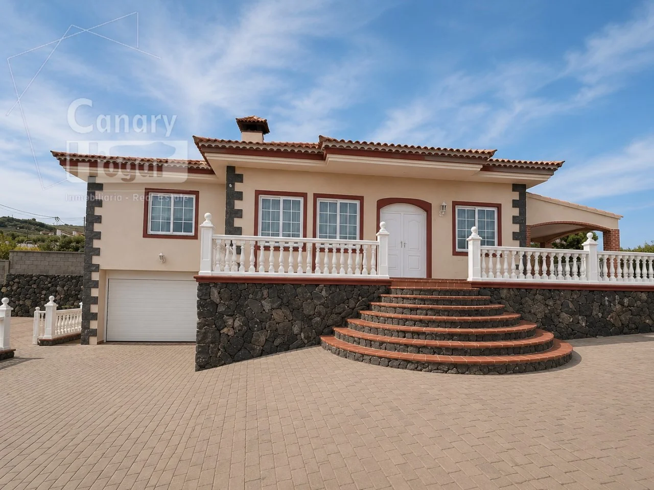 Villa con terreno y vistas al mar