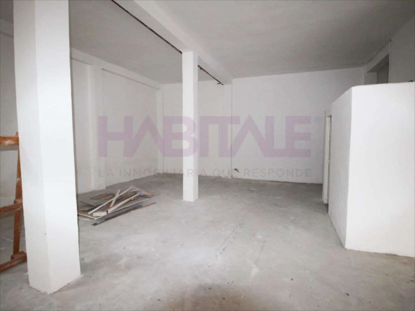 Commercial unit near main road