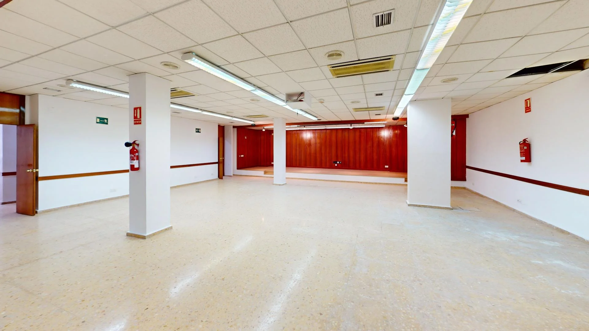 Catarroja commercial unit with auditorium