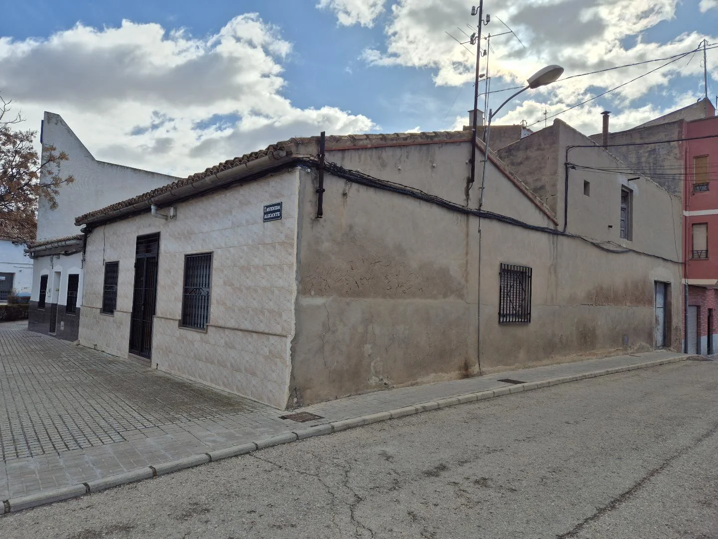 Large Villena house with garage