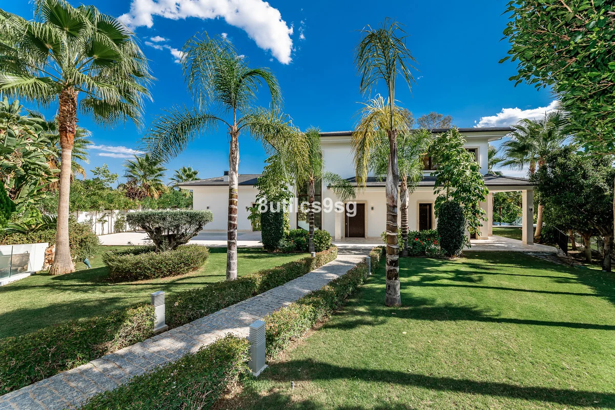 Villa en primera línea de golf en Los Naranjos, 5 dormitorios