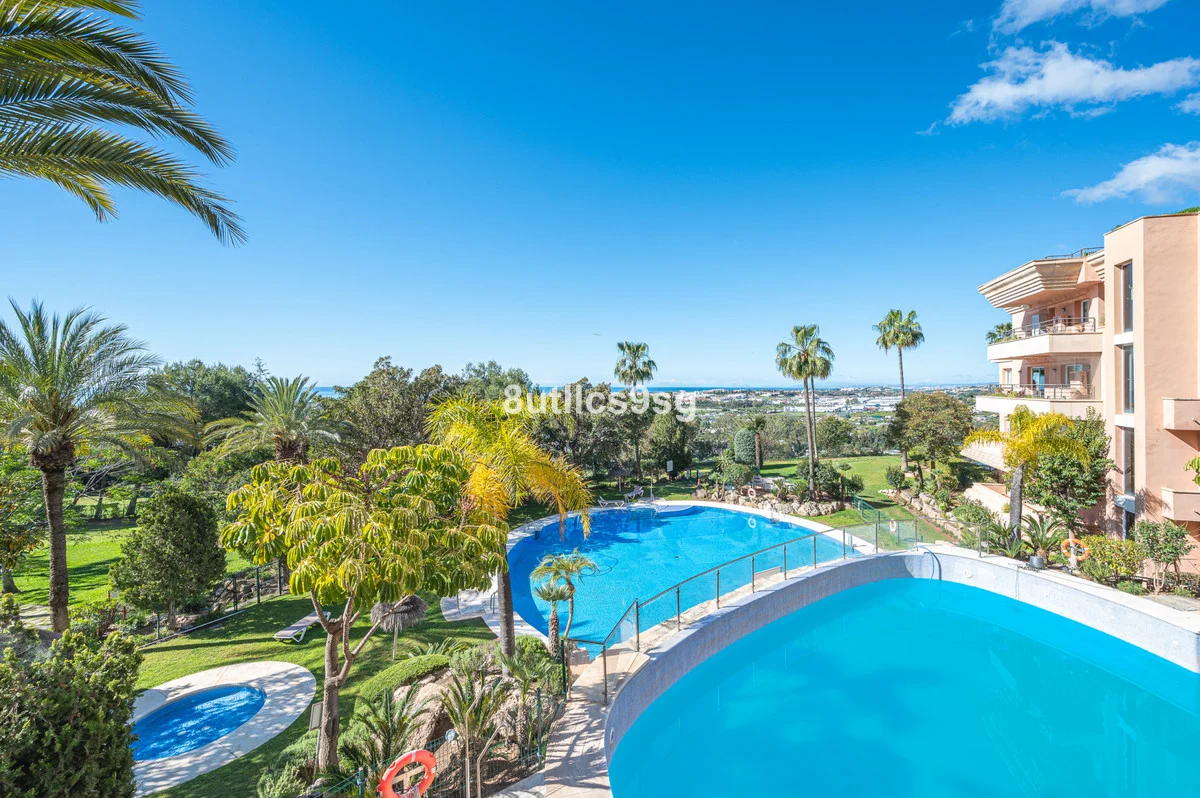 Renovated Marbella golf-front apartment, 3 bedrooms